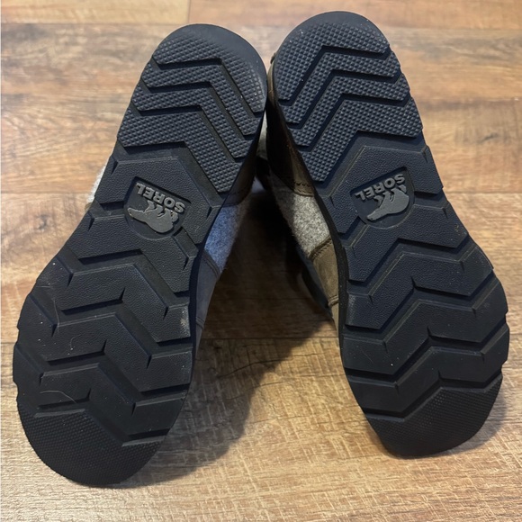 Sorel Women's Lace Up Olive and Grey Boots - Picture 5 of 8